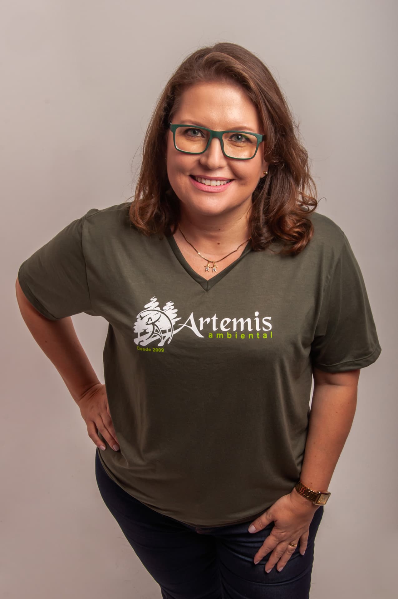 Deise Miola com a camiseta da Artemis Ambiental